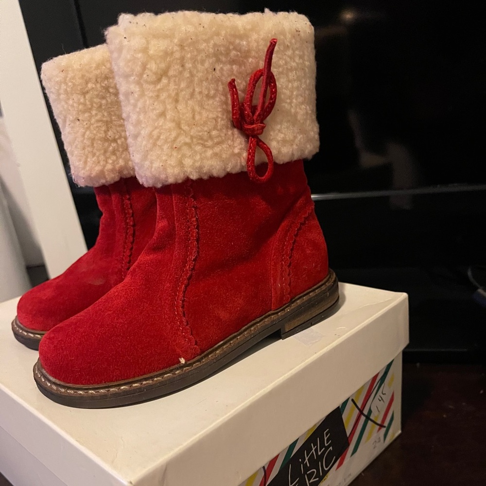 Red boot - Picture 2 of 7